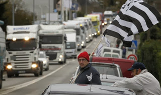 Χιλιάδες φορτηγά έκλεισαν τους δρόμους στη Γαλλία - Φωτογραφία 1