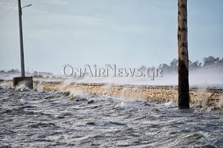 Ισχυροί άνεμοι “χτυπούν” το Μεσολόγγι -’Χάθηκε” ο δρόμος για την Τουρλίδα από τα κύματα - Φωτογραφία 2