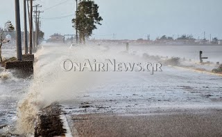 Χάθηκε ο δρόμος για την Τουρλίδα απο τα κύματα [video]- Ισχυροί άνεμοι στο Μεσολόγγι - Φωτογραφία 1