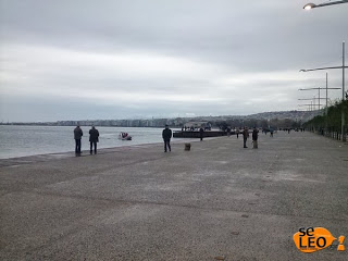 Οι Θεσσαλονικείς αγνοούν το κρύο και βγαίνουν από νωρίς για το ποδαρικό στη νέα παραλία - Φωτογραφία 1