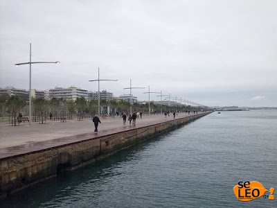 Οι Θεσσαλονικείς αγνοούν το κρύο και βγαίνουν από νωρίς για το ποδαρικό στη νέα παραλία - Φωτογραφία 3