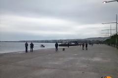 Οι Θεσσαλονικείς αγνοούν το κρύο και βγαίνουν από νωρίς για το ποδαρικό στη νέα παραλία