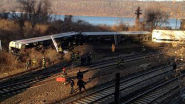Εκτροχιασμός τρένου στη Νέα Υόρκη με νεκρούς και τραυματίες [Photos - Video] - Φωτογραφία 4