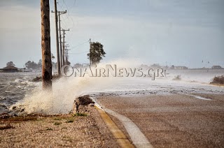 Ισχυροί άνεμοι “χτυπούν” το Μεσολόγγι -’Χάθηκε” ο δρόμος για την Τουρλίδα από τα κύματα - Φωτογραφία 3