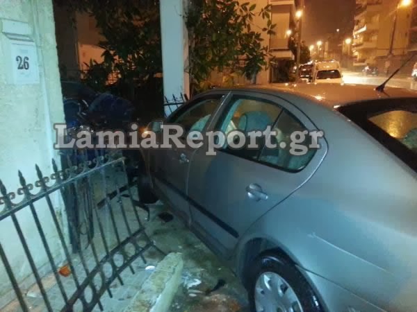 Αυτοκίνητο μπήκε σε σπίτι μετά από τροχαίο στη Λαμία [Photos] - Φωτογραφία 2