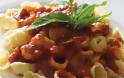 H συνταγή της ημέρας: Κοχυλάκια με κόκκινη σάλτσα ούζου και τόνο