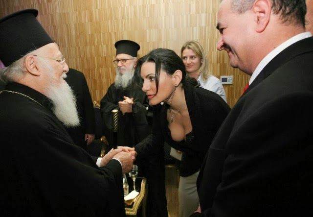 Η Όλγα Κεφαλογιάννη ξαναχτυπά: Προσκυνά τον Οικουμενικό Πατριάρχη φορώντας το γνωστό δαντελένιο αποκαλυπτικό μπούστο - Φωτογραφία 1