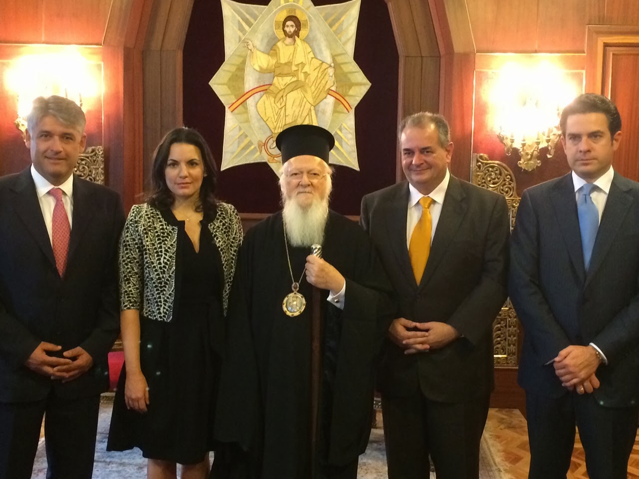 Η Όλγα Κεφαλογιάννη ξαναχτυπά: Προσκυνά τον Οικουμενικό Πατριάρχη φορώντας το γνωστό δαντελένιο αποκαλυπτικό μπούστο - Φωτογραφία 2