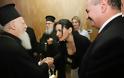 Η Όλγα Κεφαλογιάννη ξαναχτυπά: Προσκυνά τον Οικουμενικό Πατριάρχη φορώντας το γνωστό δαντελένιο αποκαλυπτικό μπούστο