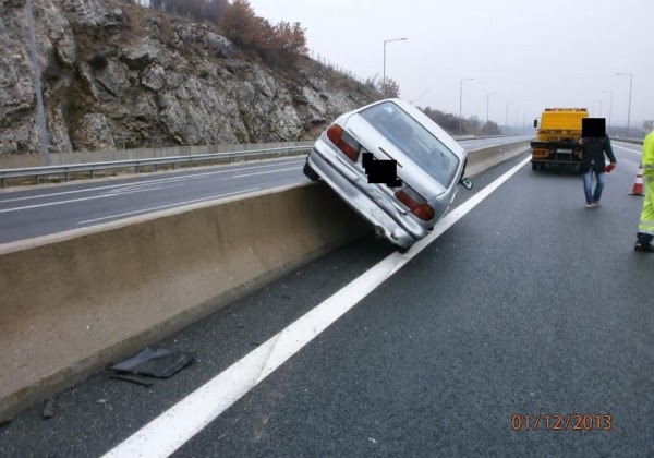 Aπίστευτο τροχαίο στην Εγνατία: ΙΧ κρεμάστηκε στο στηθαίο του δρόμου - Φωτογραφία 2