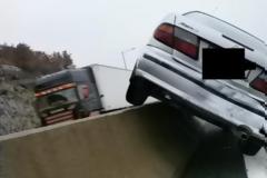 Aπίστευτο τροχαίο στην Εγνατία: ΙΧ κρεμάστηκε στο στηθαίο του δρόμου