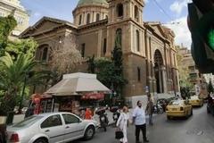 Οργή στο Κολωνάκι: Δεν έβρισκε πάρκινγκ και άφησε το τζιπ του πάνω στο πεζοδρόμιο