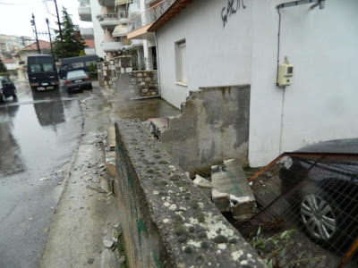 Αυτοκίνητο έπεσε πάνω στη μάντρα πρώην Δημοτικού σχολείου στην Τρίπολη [video] - Φωτογραφία 2