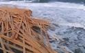 Μυστέγνα Λέσβου: και ξαφνικά η θάλασσα άρχισε να ξεβράζει ακριβή ξυλεία! - Φωτογραφία 1