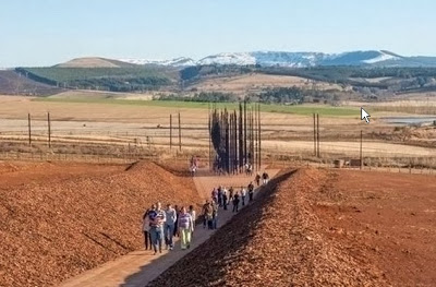 Εντυπωσιακό μνημείο για τα 50 χρόνια από την φυλάκιση του Μαντέλα - Φωτογραφία 2