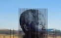 Εντυπωσιακό μνημείο για τα 50 χρόνια από την φυλάκιση του Μαντέλα - Φωτογραφία 3