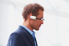 Δε θες να περιμένεις τα Google Glasses; Ιδού τα Vuzix M100 SmartGlasses