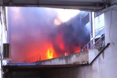 VIDEO και ΦΩΤΟ από τη φωτιά που ξέσπασε σε αποθήκη στην Γιαννιτσών