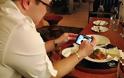 Εστιατόριο κάνει έκπτωση 50% σε όσους κλείσουν τo κινητό τους!