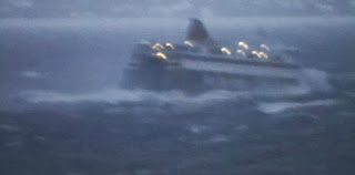 Απίστευτο βίντεο - Το Βlue Star Ithaki «Χάθηκε» μέσα στα κύματα - Φωτογραφία 1