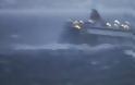 Απίστευτο βίντεο - Το Βlue Star Ithaki «Χάθηκε» μέσα στα κύματα