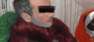 Στο σκαμνί ο αρχιμανδρίτης που πόζαρε γυμνός με γούνα, στρας και μάσκαρα - Φωτογραφία 1
