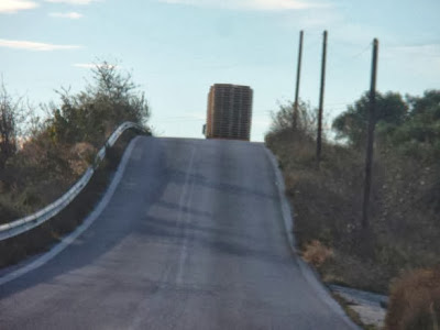 Κι όμως! Αυτός ο δρόμος οδηγεί σε πρωτεύουσα νομού! - Φωτογραφία 6