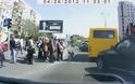 Γονείς δημόσιοι κίνδυνοι στους δρόμους της Ρωσίας [Video]