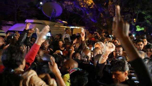 Πλήθος κόσμου έξω από το σπίτι του Μαντέλα [Photos] - Φωτογραφία 14