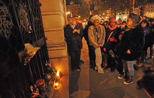 Πλήθος κόσμου έξω από το σπίτι του Μαντέλα [Photos] - Φωτογραφία 8