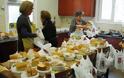 Αθήνα: Εργαζόμενοι και εθελοντές προσφέρουν φαγητά στη Βαρβάκειο