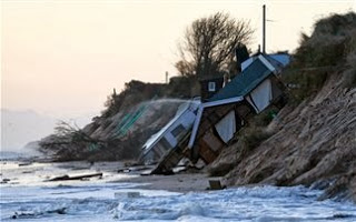 Σφοδρή κακοκαιρία σαρώνει τη Βρετανία - Η θάλασσα παρέσυρε... σπίτια! - Φωτογραφία 1