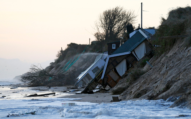 Σφοδρή κακοκαιρία σαρώνει τη Βρετανία - Η θάλασσα παρέσυρε... σπίτια! - Φωτογραφία 5