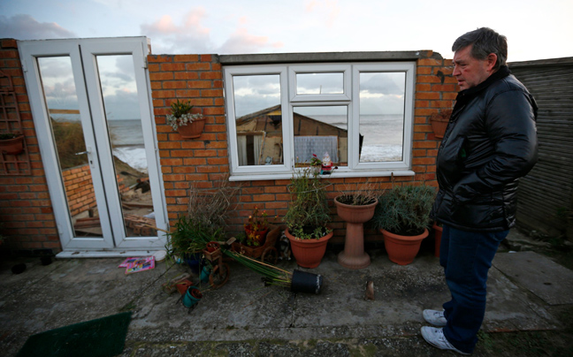 Σφοδρή κακοκαιρία σαρώνει τη Βρετανία - Η θάλασσα παρέσυρε... σπίτια! - Φωτογραφία 7