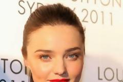 Η Miranda Kerr στο κρεβάτι με… τη γιαγιά και τη μαμά της!