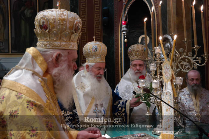 Λαμπρό Πολυαρχιερατικό συλλείτουργο -   Λαμπρή Λιτανεία στην αρχόντισσα των Κυκλάδων, την Σύρο (ΦΩΤΟ)...!!! - Φωτογραφία 17