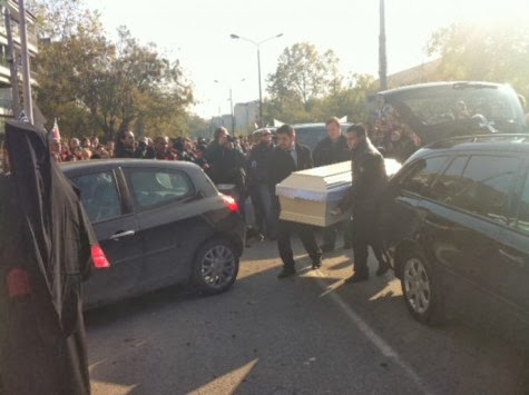 Λαοθάλασσα στην κηδεία της 13χρονης Σάρας - Την αποχαιρέτησαν με χειροκροτήματα - Φωτογραφία 2