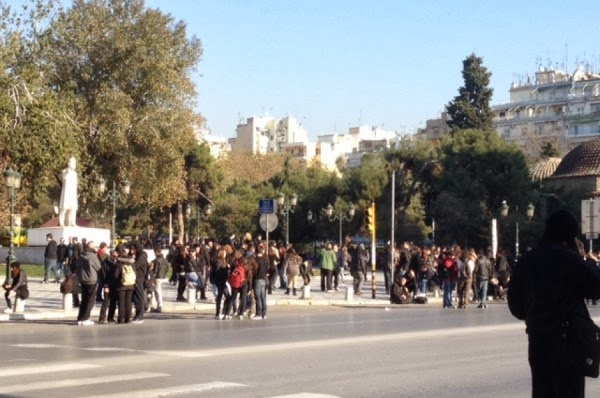 Λαοθάλασσα στην κηδεία της 13χρονης Σάρας - Την αποχαιρέτησαν με χειροκροτήματα - Φωτογραφία 3