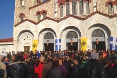 Λαοθάλασσα στην κηδεία της 13χρονης Σάρας - Την αποχαιρέτησαν με χειροκροτήματα
