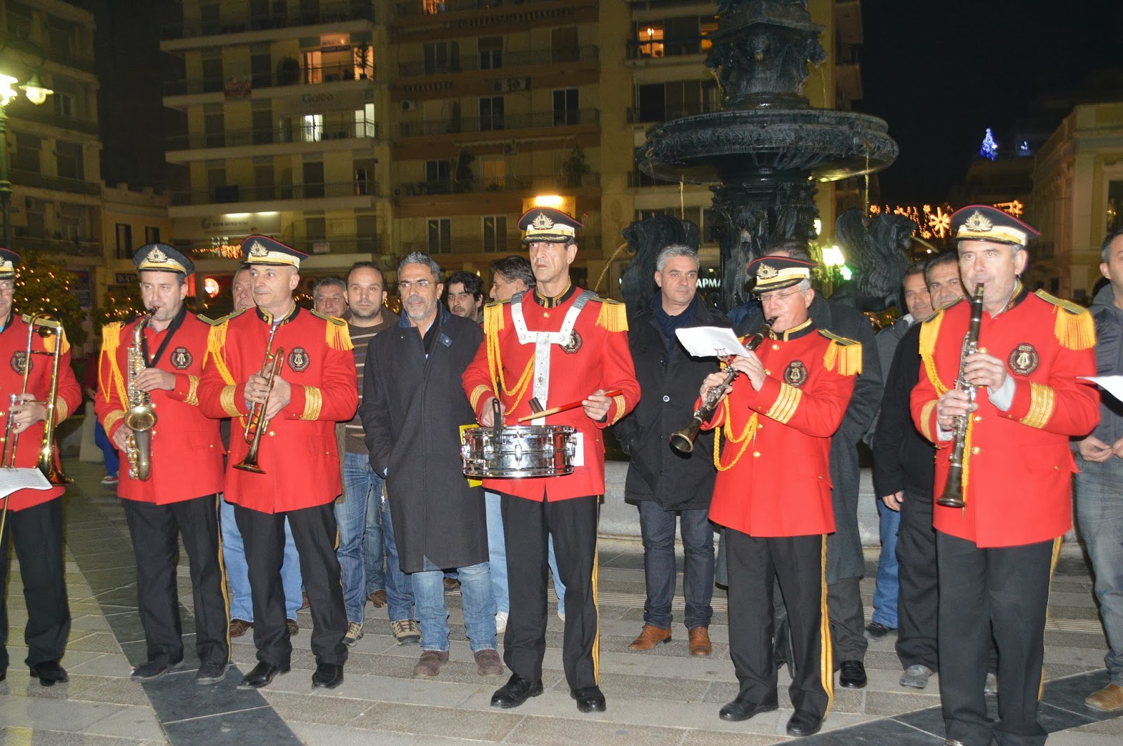 Η Πάτρα φόρεσε τα γιορτινά της! - Άναψε ο χριστουγεννιάτικος διάκοσμος - Δείτε φωτο - Φωτογραφία 16