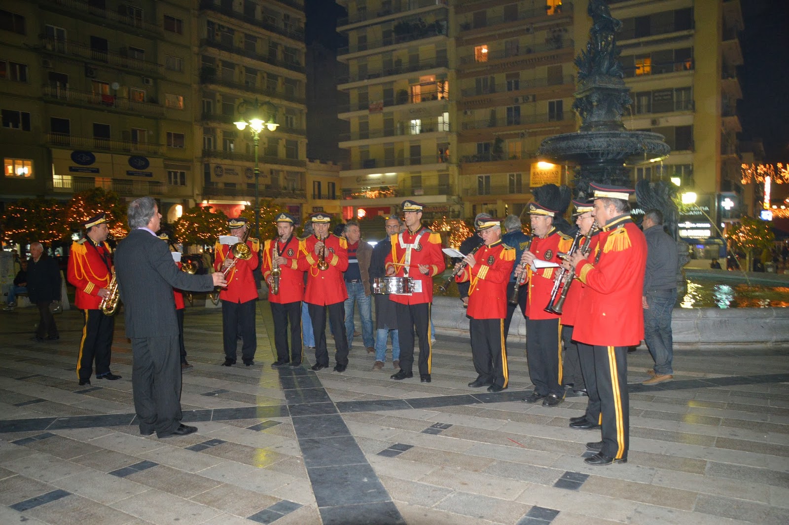 Η Πάτρα φόρεσε τα γιορτινά της! - Άναψε ο χριστουγεννιάτικος διάκοσμος - Δείτε φωτο - Φωτογραφία 18