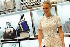 Μαγνητίζει τα βλέμματα η Bar Rafaeli