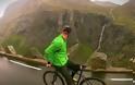 Είναι τρελός ο Νορβηγός! Κάνει ποδήλατο ανάποδα σε απόκρημνο δρόμο! [Video]