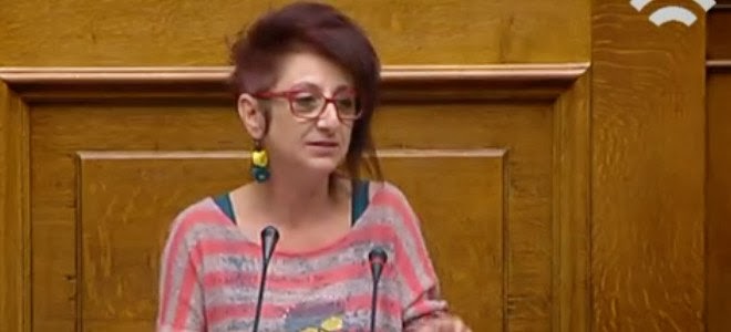 Βουλευτής του ΣΥΡΙΖΑ πήγε στη Βουλή να μιλήσει για τον προϋπολογισμό με αμφίεση για πάρτι - Το ξυρισμένο μαλλί και η μπλούζα με τη νεκροκεφαλή - Φωτογραφία 1