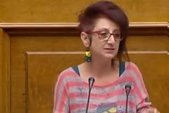 Βουλευτής του ΣΥΡΙΖΑ πήγε στη Βουλή να μιλήσει για τον προϋπολογισμό με αμφίεση για πάρτι - Το ξυρισμένο μαλλί και η μπλούζα με τη νεκροκεφαλή