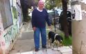 Πάτρα: Ο πιστός τυφλός σκύλος που ακολουθεί εδώ και χρόνια τον Σταύρο Καϊάφα παντού!