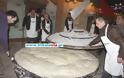Αρτοποιοί παρασκεύασαν και έψησαν τεράστια φρατζόλα ψωμί 240 κιλών σε γάστρα! [video]