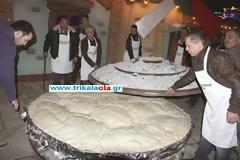 Αρτοποιοί παρασκεύασαν και έψησαν τεράστια φρατζόλα ψωμί 240 κιλών σε γάστρα! [video]