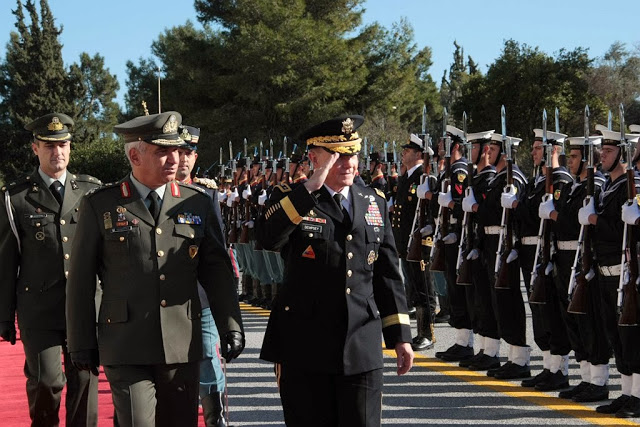 ΦΩΤΟ ΑΠΟ ΤΗΝ ΕΠΙΣΚΕΨΗ ΤΟΥ ΑΡΧΗΓΟΥ ΕΝΟΠΛΩΝ ΔΥΝΑΜΕΩΝ ΤΩΝ ΗΠΑ - Φωτογραφία 9