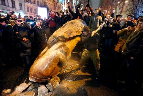 «Αποκαθήλωσαν» το άγαλμα του Λένιν - Φωτογραφία 3